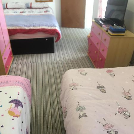 Pink House ,Opposite Beach ,Sleeps 6 , 2 Bedroom Ground Floor Self Contained Garden Flat , Private Entrance , Kitchen , Guaranteed Parking ,Wifi , Movies ,Bathroom ,Fridge , Microwave ,Bedroom 1, Double Bed & 2 Single Beds ,Bedroom 2 , Double Bed Paignton Exterior foto
