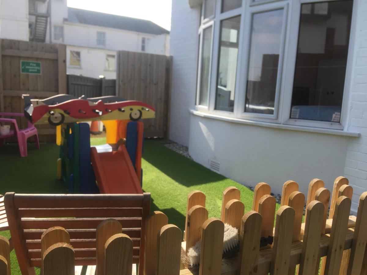 Pink House ,Opposite Beach ,Sleeps 6 , 2 Bedroom Ground Floor Self Contained Garden Flat , Private Entrance , Kitchen , Guaranteed Parking ,Wifi , Movies ,Bathroom ,Fridge , Microwave ,Bedroom 1, Double Bed & 2 Single Beds ,Bedroom 2 , Double Bed Paignton Exterior foto