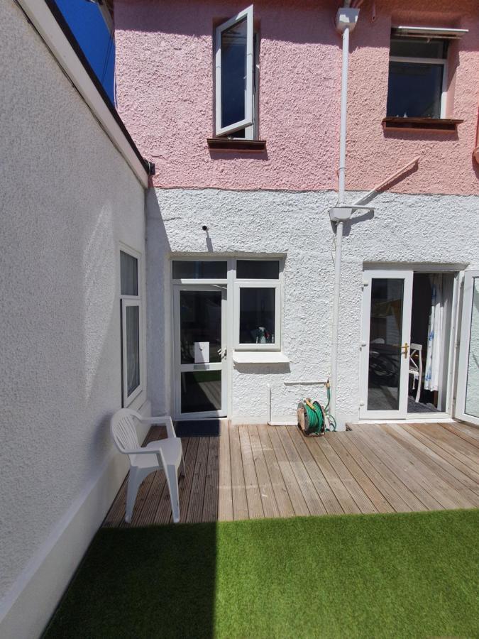 Pink House ,Opposite Beach ,Sleeps 6 , 2 Bedroom Ground Floor Self Contained Garden Flat , Private Entrance , Kitchen , Guaranteed Parking ,Wifi , Movies ,Bathroom ,Fridge , Microwave ,Bedroom 1, Double Bed & 2 Single Beds ,Bedroom 2 , Double Bed Paignton Exterior foto