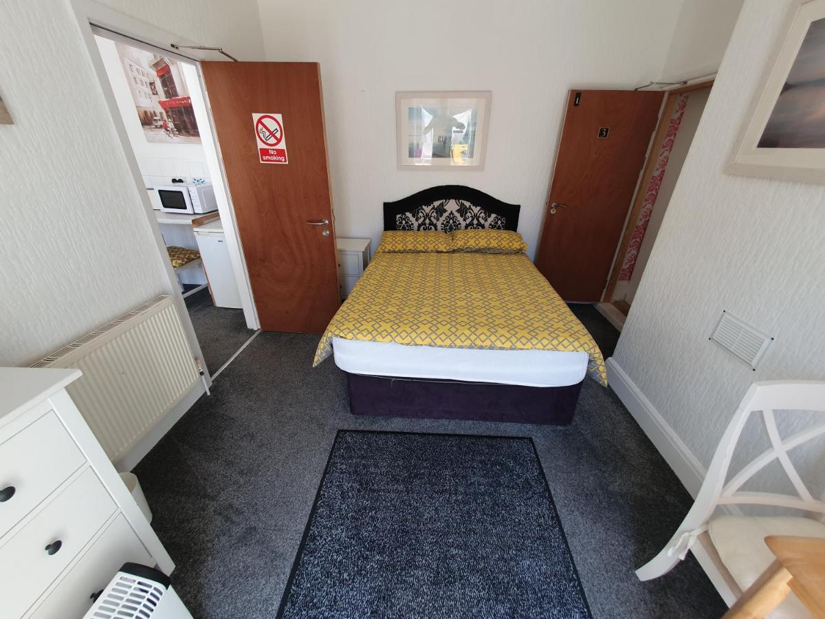 Pink House ,Opposite Beach ,Sleeps 6 , 2 Bedroom Ground Floor Self Contained Garden Flat , Private Entrance , Kitchen , Guaranteed Parking ,Wifi , Movies ,Bathroom ,Fridge , Microwave ,Bedroom 1, Double Bed & 2 Single Beds ,Bedroom 2 , Double Bed Paignton Exterior foto