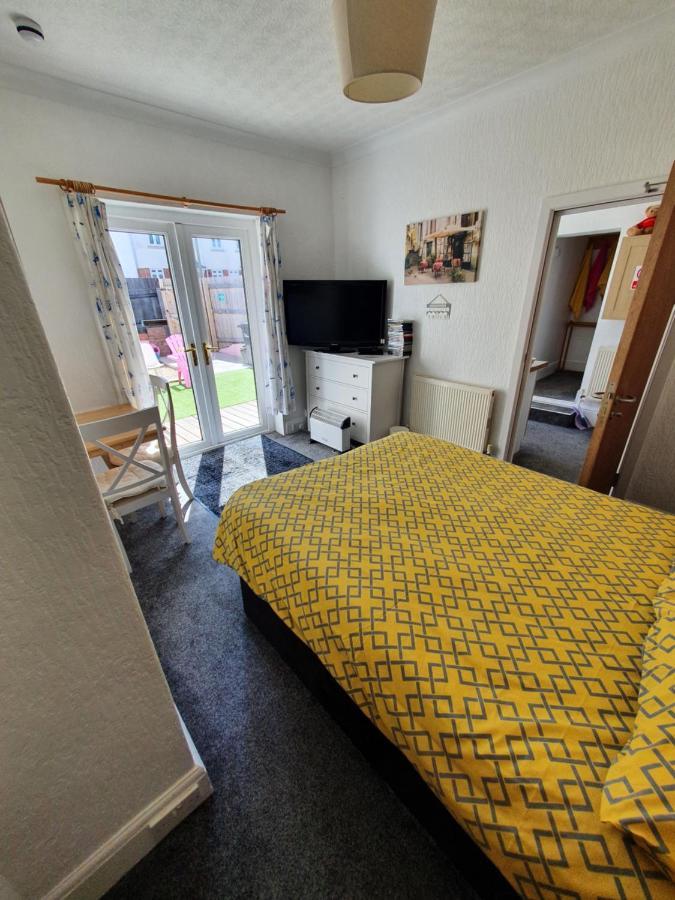 Pink House ,Opposite Beach ,Sleeps 6 , 2 Bedroom Ground Floor Self Contained Garden Flat , Private Entrance , Kitchen , Guaranteed Parking ,Wifi , Movies ,Bathroom ,Fridge , Microwave ,Bedroom 1, Double Bed & 2 Single Beds ,Bedroom 2 , Double Bed Paignton Exterior foto