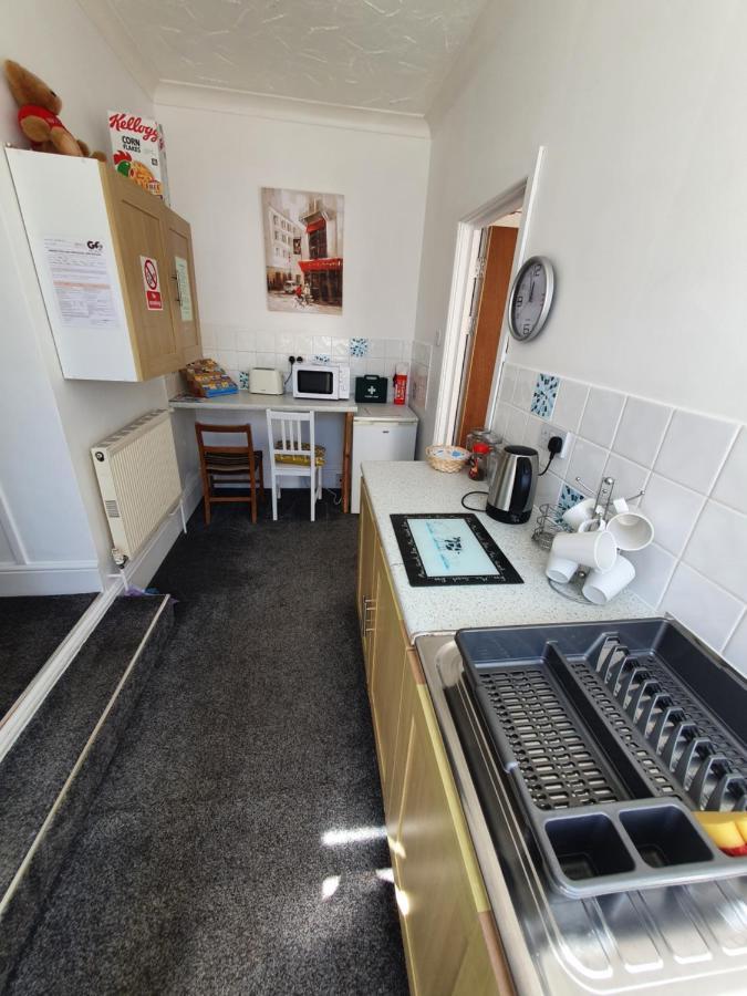 Pink House ,Opposite Beach ,Sleeps 6 , 2 Bedroom Ground Floor Self Contained Garden Flat , Private Entrance , Kitchen , Guaranteed Parking ,Wifi , Movies ,Bathroom ,Fridge , Microwave ,Bedroom 1, Double Bed & 2 Single Beds ,Bedroom 2 , Double Bed Paignton Exterior foto