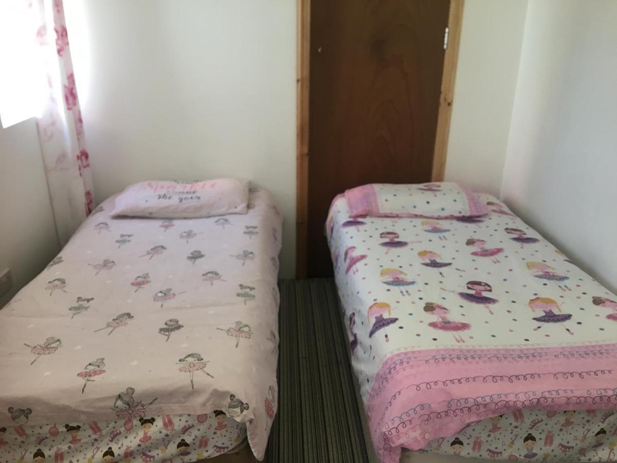 Pink House ,Opposite Beach ,Sleeps 6 , 2 Bedroom Ground Floor Self Contained Garden Flat , Private Entrance , Kitchen , Guaranteed Parking ,Wifi , Movies ,Bathroom ,Fridge , Microwave ,Bedroom 1, Double Bed & 2 Single Beds ,Bedroom 2 , Double Bed Paignton Exterior foto